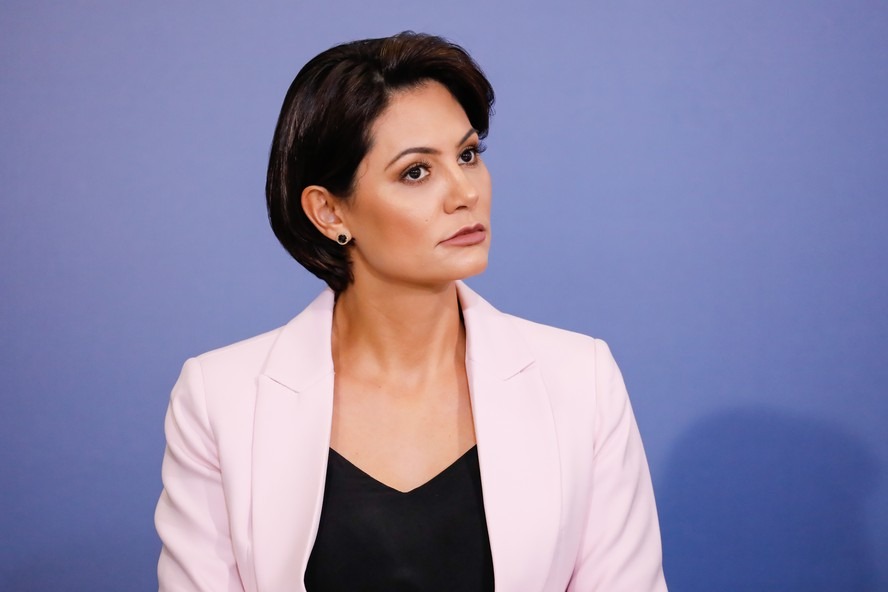 Michelle Bolsonaro deixa presidência do PL Mulher após atrito com Flávio Bolsonaro