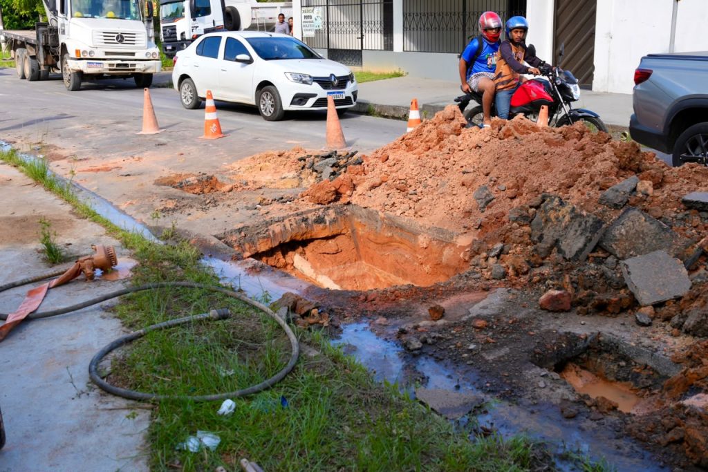 MP-AM investiga buracos deixados por obras da Águas de Manaus no bairro Lírio do Vale